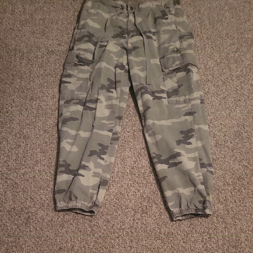 American Eagle Camo Cuffed Joggers